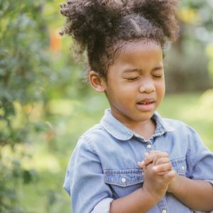 little-girl-praying-hope-picture-id1133363671